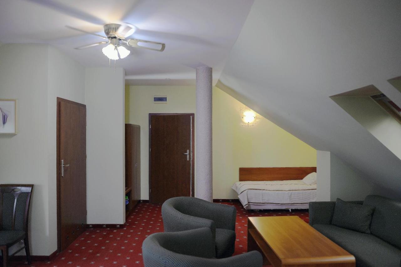 Bed and Breakfast Gosciniec Czarci Mlyn Бендзин Экстерьер фото