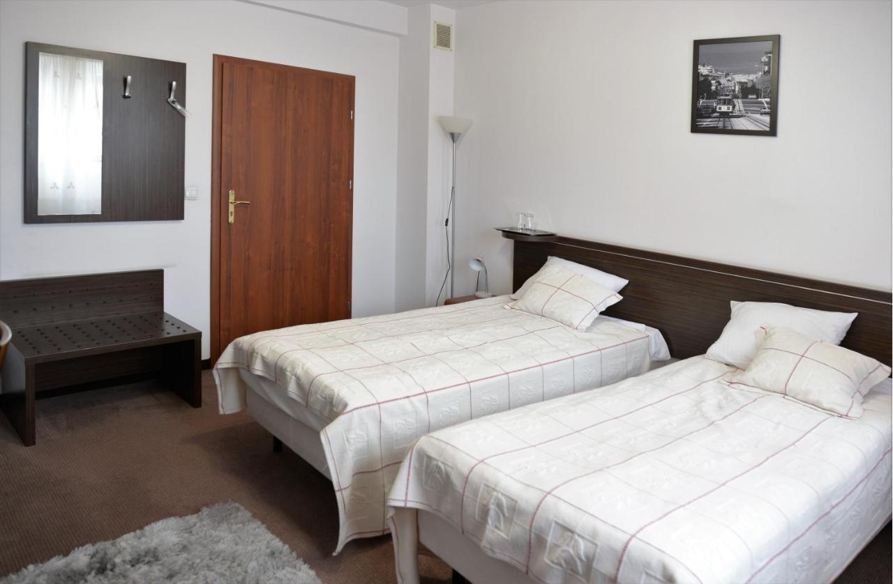 Bed and Breakfast Gosciniec Czarci Mlyn Бендзин Экстерьер фото