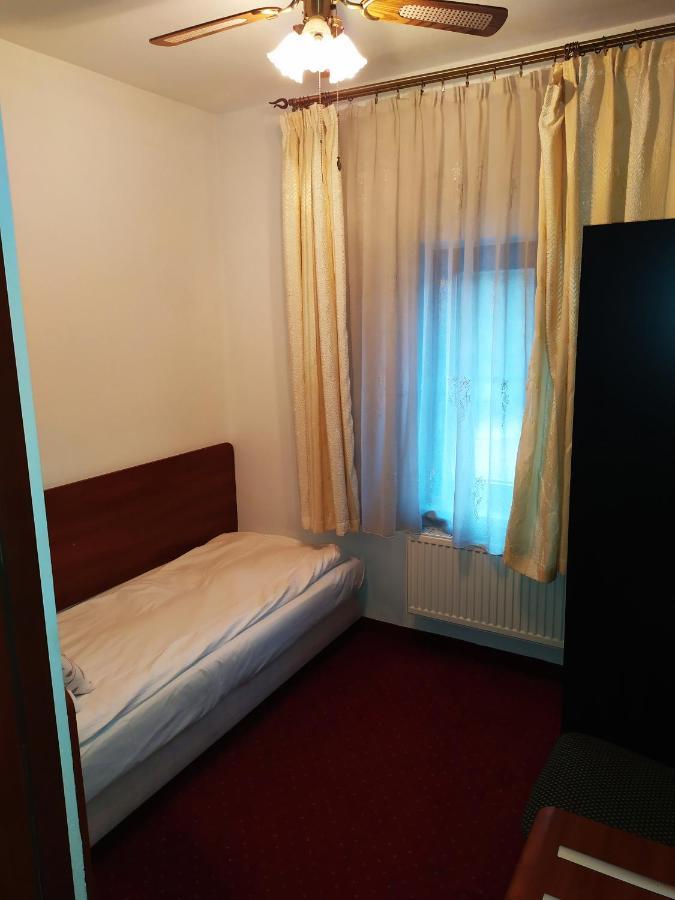 Bed and Breakfast Gosciniec Czarci Mlyn Бендзин Экстерьер фото